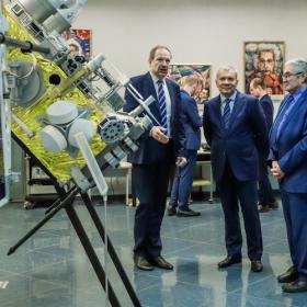 Дни космической науки ИКИ РАН 4 октября 2022 г. Анатолий Петрукович, директор ИКИ РАН, Юрий Борисов, генеральный директор ГК "Роскосмос", Лев Зелёный, научный руководитель ИКИ РАН у макета КА "Ионосфера", на выставке ИКИ РАН. Фото: Т. Жаркова, ИКИ РАН