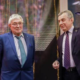 Вручение золотой медали "Звезда Якова Брюса". Академик Лев Зеленый и председатель оргкомитета по присуждению, генеральный директор ИД "Чудеса и приключения" Геннадий Мальцев. Конференция "Физика плазмы в Солнечной системе" 2023 г. Изображение: Т. Жаркова, ИКИ РАН