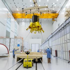 Заправка автоматической станции «Луна-25» на космодроме Восточный. Фото Космического центра «Восточный» (ЦЭНКИ)