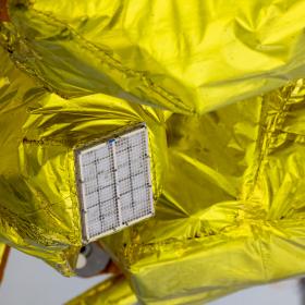 Накатка головного обтекателя на автоматическую станцию «Луна-25» на космодроме Восточный. Фото Роскосмоса