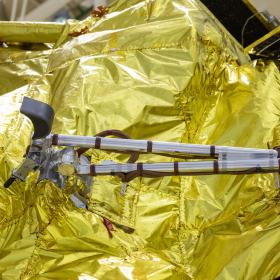 Накатка головного обтекателя на автоматическую станцию «Луна-25» на космодроме Восточный. Фото Роскосмоса