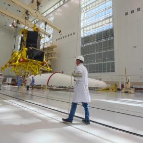 Пристыковка автоматической станции «Луна-25» к разгонному блоку «Фрегат» на космодроме Восточный. Фото Космического центра «Восточный» (ЦЭНКИ)