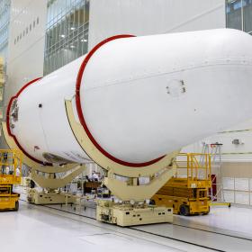 Накатка головного обтекателя на автоматическую станцию «Луна-25» на космодроме Восточный. Фото Роскосмоса