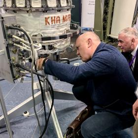 Открытие Третьей международной конференции «Наука на МКС» 20 ноября 2023 г. Космонавт Олег Артемьев на выставке. Фото: Т. Жаркова, ИКИ РАН