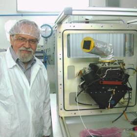 Владимир Котцов, научный сотрудник отдела физики планет и малых тел Солнечной системы ИКИ РАН, в LATMOS (CNES, Франция), участвует в испытаниях российского узла наведения спектрометра ФЕБУС миссии к Меркурию «БепиКоломбо» (ESA-JAXA). Фото ИКИ РАН
