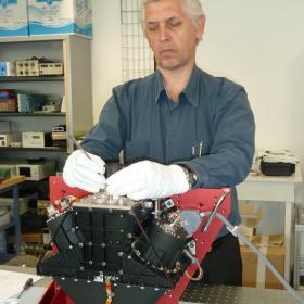 Олег Козлов, конструктор ИКИ РАН, в LATMOS (CNES,Франция), выполняет юстировочные работы с российским узлом наведения спектрометра ФЕБУС миссии к Меркурию «БепиКоломбо» (ESA-JAXA). Фото ИКИ РАН