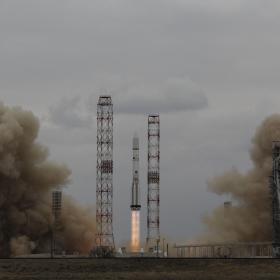 Старт с космодрома Байконур РН «Протон-М» с разгонным блоком «Бриз-М» и двумя КА российско-европейской миссии «ЭкзоМарс-2016» — демонстрационным посадочным модулем Schiaparelli и орбитальным модулем Trace Gas Orbiter. Фото: Роскосмос
