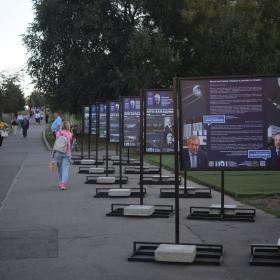 Выставка «Наука в улицах и лицах» на площади Академика Келдыша в Москве 4 сентября 2024 г. Фотография: П. С. Шубин, ИКИ РАН