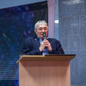 Академик Лев Матвеевич Зеленый, научный руководитель ИКИ РАН, объявляет лауреатов медали им. Василия Ивановича Мороза Федерации космонавтики России 24.10.2024. Фотография: Д. Евдокимова, ИКИ РАН