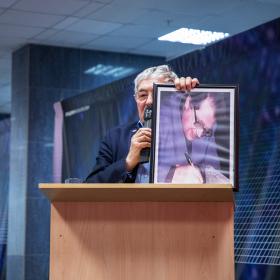 Академик Лев Матвеевич Зеленый, научный руководитель ИКИ РАН, объявляет лауреатов медали им. Василия Ивановича Мороза Федерации космонавтики России 24.10.2024. Фотография: Д. Евдокимова, ИКИ РАН