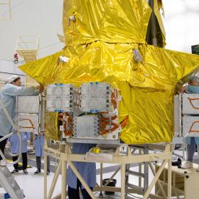 Сборка космической головной части в монтажно-испытательном корпусе космодрома Восточный для запуска космических аппаратов «Ионосфера-М» № 1 и № 2 и 53 попутных малых космических аппаратов. Фотография Космического центра «Восточный» (ЦЭНКИ)