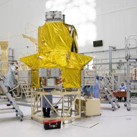 Сборка космической головной части в монтажно-испытательном корпусе космодрома Восточный для запуска космических аппаратов «Ионосфера-М» № 1 и № 2 и 53 попутных малых космических аппаратов. Фотография Космического центра «Восточный» (ЦЭНКИ)