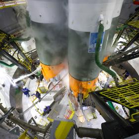 Заправка топливом ракеты-носителя «Союз-2.1б», несущей разгонный блок «Фрегат», космические аппараты «Ионосфера-М» № 1 и № 2 и 53 попутных малых космических аппарата. Фотография ГК «Роскосмос»