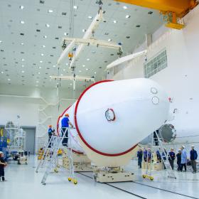 Сборка ракеты космического назначения «Союз-2.1б» с космическими аппаратами «Ионосфера-М» № 1 и № 2 и 53 попутными малыми космическими аппаратами. Фотография Космического центра «Восточный» (ЦЭНКИ)