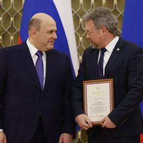 Председатель Правительства России Михаил Мишустин вручил премии Правительства в области науки и техники 27 ноября 2024 г. С заместителем директора по научной работе Института космических исследований Александром Анатольевичем Лутовиновым. Фотография: Правительство России