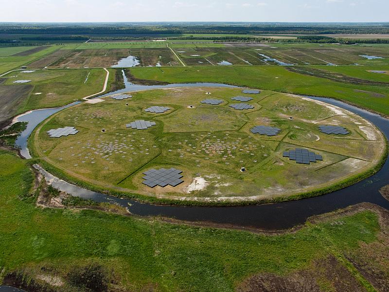 Одна из станций наземного интерферометра LOFAR. Изображение © LOFAR / ASTRON
